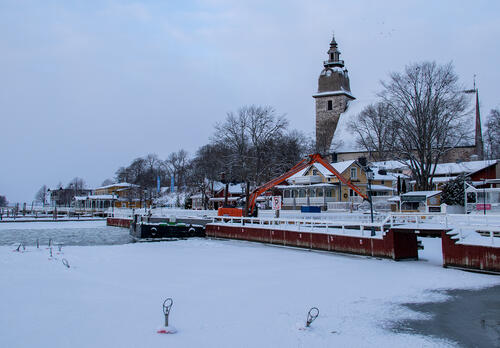 Oranssi nosturi nousee keskellä Vanhankaupungin rantaa.