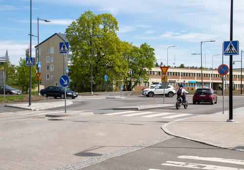 Aurinkotien risteysalueella Naantalin keskustassa henkilöautoja ja mopoilija liikenteessä.