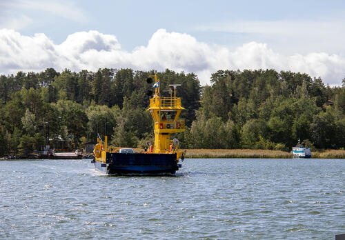 Lossi saapuu rantaan Rymättylässä.