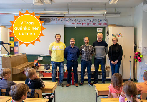 Naantalilaiset yrittäjät ja kaupungin liikuntapalveluiden Maija Puolakanaho Kuparivuoren koulun ykkösluokassa.