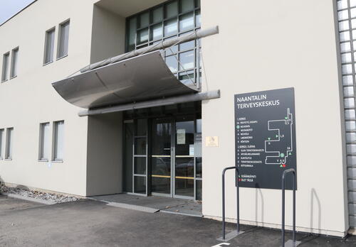 Naantalin terveyskeskuksen pääsisäänkäynti.
