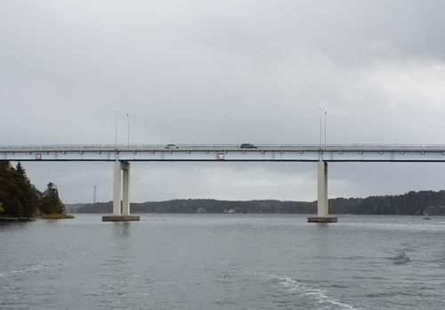 Särkänsalmen silta kulkee korkealla meren yläpuolella.