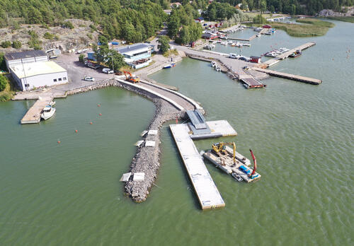 Teersalon ranta, johon tuotu siirrettävä väliaikainen laituri uudeksi yhteysaluslaituriksi, vanhan yhteysaluslaiturin viereen.