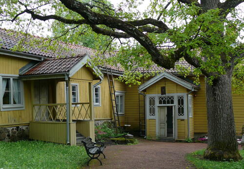 Hiilolan sisäpiha keväällä.