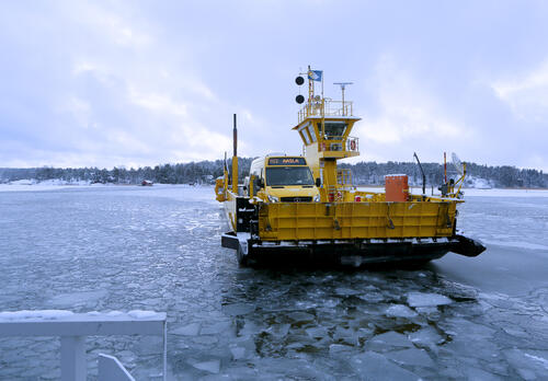 Keltainen lossi jäisellä merellä.