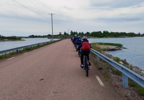 Nuoria pyöräilemässä Ahvenanmaalla 