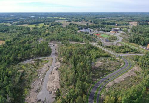 Ilmakuvassa Pyrstötähti katu etualalla metsän kesellä, oikealla uusia katuja.