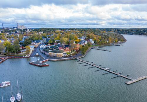 Ilmakuva Naantalin Vanhankaupungin rannasta, ruskan värejä puissa.