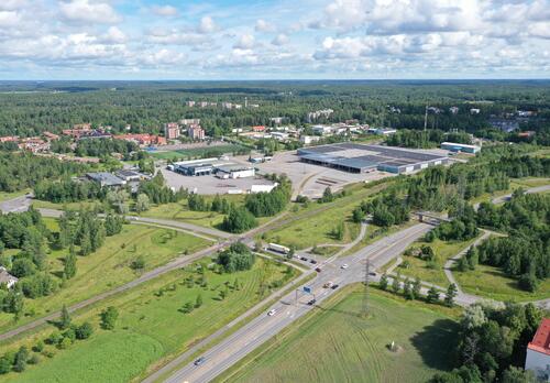 Armonlaaksontien vasemmalla puolella näkyy Rautakadun asemakaava-alue, jossa mm. Lidlin kiinteistö sekä Transmarin logistiikkakeskus.