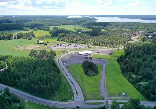 Vehreää Asuntomessualueen pohjoispuolta, jonne rakennetaan messuja.