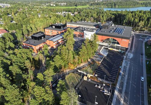 Ilmakuva Kalevanniemen kampuksesta, oppimistiloja ja uusi liikuntahalli.