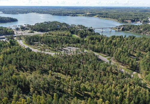 Ilmakuvaa Sokon alueesta Luonnonmaalla. Taustalla merellinen saaristomaisema.