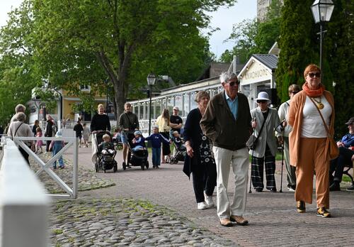 Ihmisiä kävelee Vanhankaupungin rannassa kesäpäivänä.