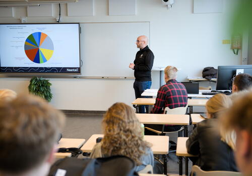 Naantalin elinkeinopäällikkö Lassi Rosala luennoi luokkahuoneessa.