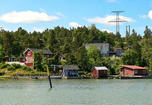 Viialan ranta mereltä kuvattuna. Taloja ja rantaa.
