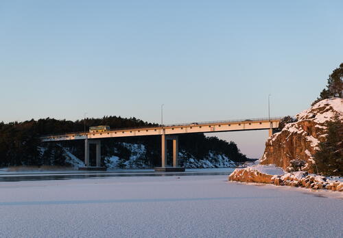 Särkänsalmen silta kohoaa jäisen meren yläpuolella, sillalla kulkee bussi.