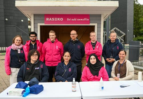 Raseko pitää opiskelijoiden pop up -kojua kaupungintalolla. Kuvassa lähihoitajaopiskelijoita.