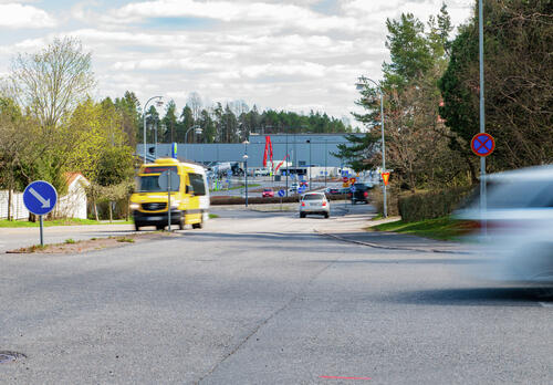 Taimontie Aurinkotielle päin kuvattuna. Taustalla valmistuva uusi K-Supermarket.