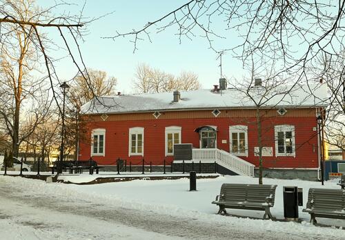 Punainen Tuulensuojan rakennus talvella.