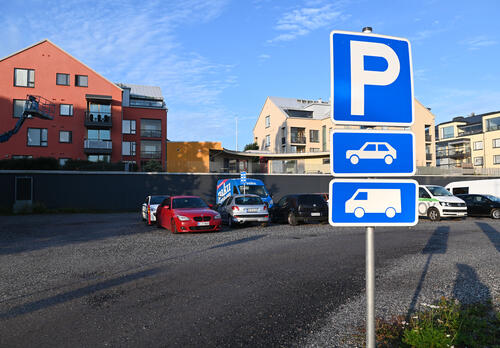 Väliaikainen pysäköintialue Aurinkotien ja Tuulensuunkadun risteyksessä Naantalissa. 