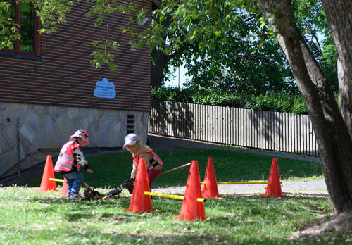 Lapsia leikkimässä Väentuvan avoimen päiväkodin ja Karvetin Pikkutalon pihalla.