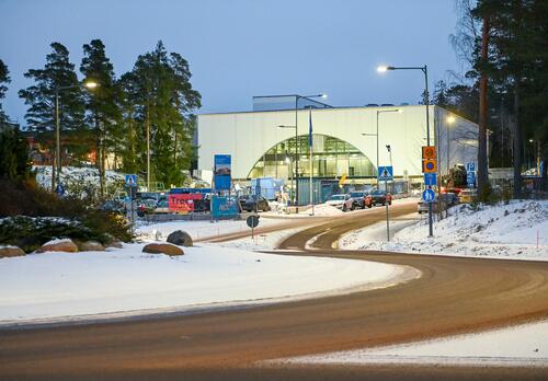 Kalevanniemen liikuntahalli rakennusvaiheessa talvella 2026. Hallin ympärillä on työmaa-aidat.