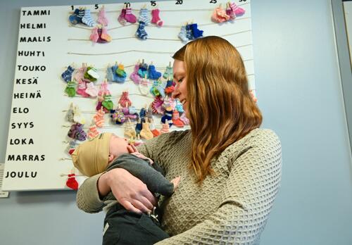 Vuoden 2026 ensimmäinen naantalilaisvauva ja hänen äitinsä Pauliina Luukkala.