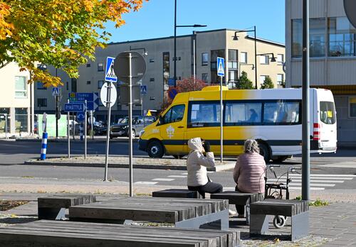 Pieni Föli-bussi Naantalin keskustan liikenteessä. 