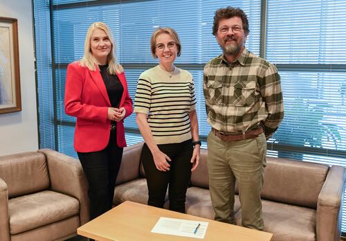 Naantalin kaupunginjohtaja Laura Leppänen, Naantalin yrittäjien puheenjohtaja Minna Hellsten ja Rymättylän yrittäjien puheenjohtaja Lassi Lähteenmäki.