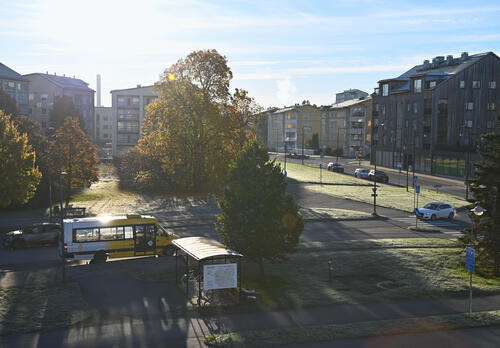 Aurinkotien ja Tuulensuunkadun risteys Naantalissa. 