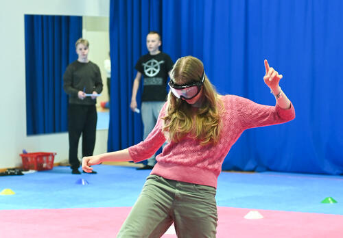 Nuori testaamassa kännilaseja esteradalla.