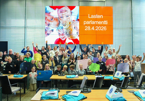 Lasten parlamenttiin osallistui alakoululaisia kaikista Naantalin alakouluista. Kuvassa lapset ja aikuiset valtuustosalissa.
