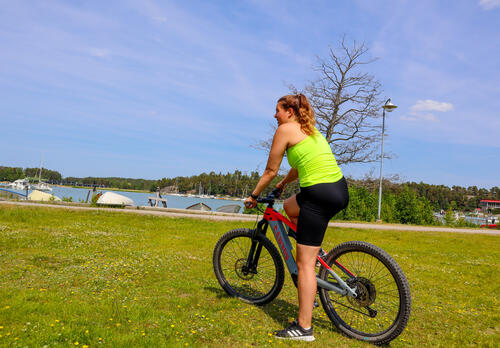 Tyttö istuu pyörän satulassa.