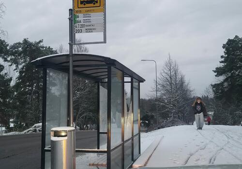 Karvetin bussipysäkin pysäkkikatoksen lasit ovat rikki.