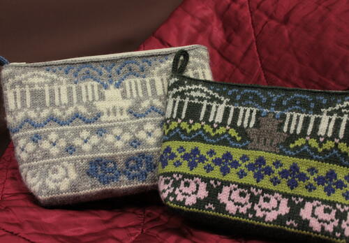 Neulottu Kultaranta-aiheinen Kukkatarha-pussukka sinisen ja vihreän väreissä.