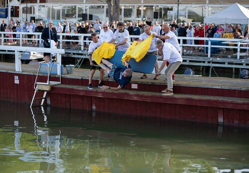 Virallinen Unikekoa 2023 ollaan heittämässä meren Naantalin vierasvenesataman laiturilta.