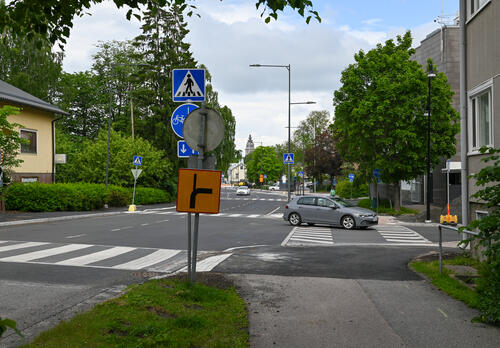 Uolevi Raaden katu kuvattuna rantaan päin. Kuvassa väistämisvelvollisuuden liikennemerkki.
