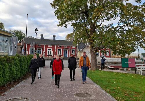 Kaupungin johtoryhmä kävelypalaverissa Naantalin rannassa.