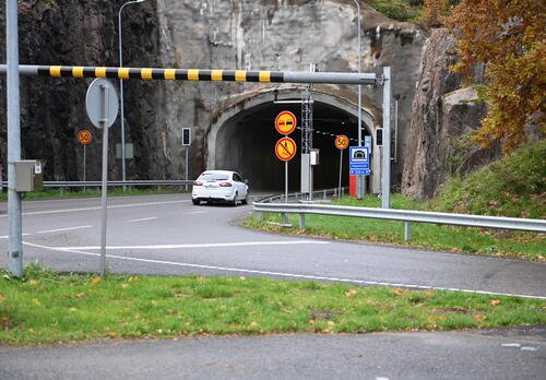 Kuparivuoren tunnelin suu kuvattuna Luonnonmaalle päin.