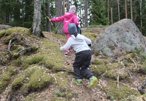 Lapsia metsässä