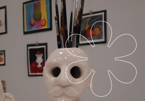 Veistos ja maalauksia kuvataidekoulun näyttelystä