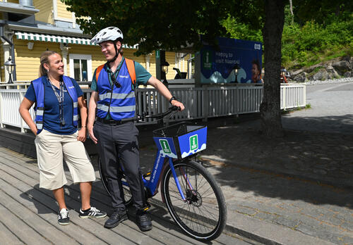 Naantalin kausimatkailuneuvojat Vanhankaupungin rannassa.