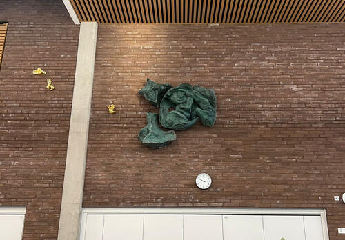 Osa Benjamin Orlowin teoksesta Mehiläistarhaajan uni Luonnonmaan perhetalon aulassa.