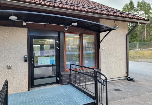 Merimaskun kirjaston sisäänkäynti