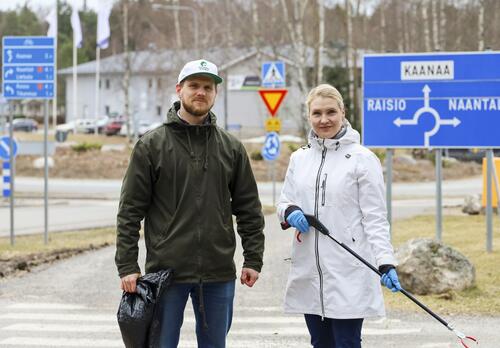 Eero Vainio ja Laura Leppänen vierekkäin roskapussin ja roskapihtien kanssa.