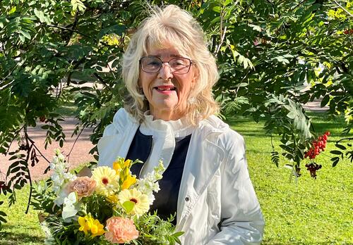 MIrja Kujala palkittiin Vallis Gratiae -mitalilla Naantali-päivän puistojuhlassa 23.8. Kuva: Heidi Aaltonen.