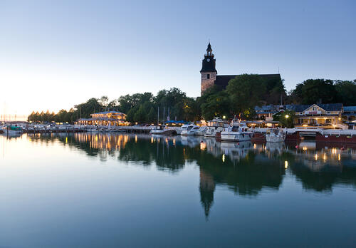 Kirkko ja vanhankaupungin ranta tyynenä iltana