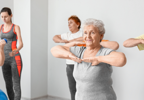 Ikäihmisiä jumppaamassa.