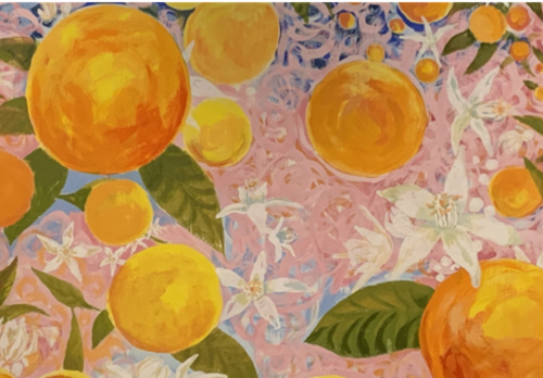 vaaleanpunaiselle taustalle maalattu oransseja appelsiineja ja valkoisia kukkia