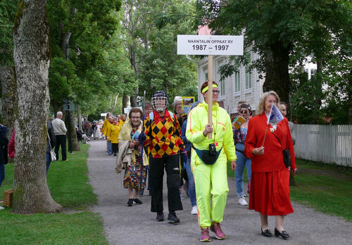 Yhdistysten jäseniä Naantali-päivän kulkueessa 2017.
